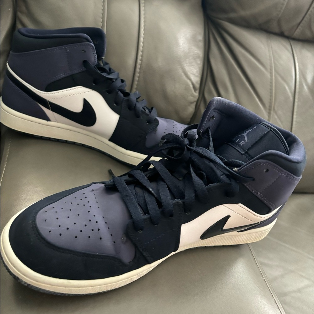 Air Jordan mid 1
